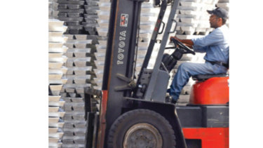 UE amenaza con imponer arancel al aluminio chino