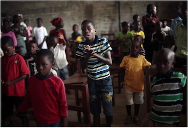 Ébola ha dejado al menos a 3 mil 700 niños huérfanos en África Occidental