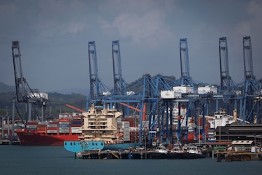 ¿Quiénes controlan los puertos que rodean el Canal de Panamá?