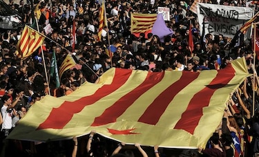 Puigdemont pide calma a los separatistas de Cataluña; Rajoy impugnará independencia