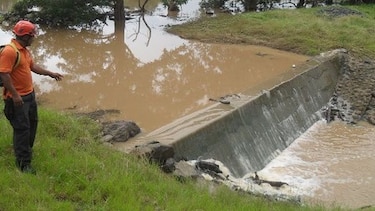 Colapsa el 50% del muro de contención de la represa La Laja