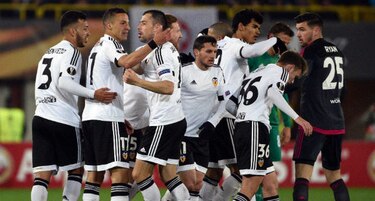 Valencia sella su pase con otra goleada