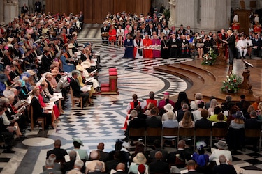 Enrique y Meghan centran la atención en misa del jubileo sin la presencia de la reina Isabel II