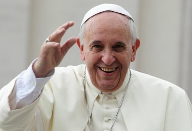 El Papa reanuda sus compromisos, cansado pero sonriente