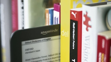 Veinte escritores internacionales dedican sus libros en formato electrónico