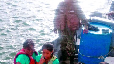 Ilesos ocho pasajeros tras volcarse su lancha