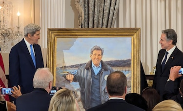 Exsecretario de Estado John Kerry celebra el fin de Al Asad al desvelar su retrato oficial