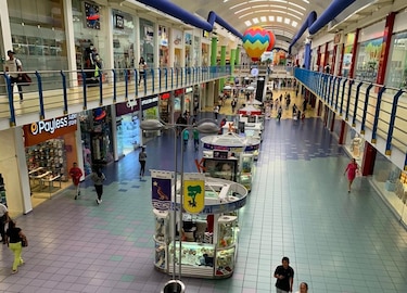 Centros comerciales reducen jornadas laborales e intensifican su limpieza