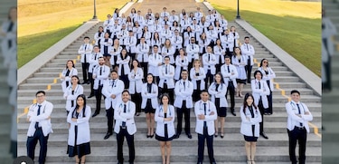 UP gradúa a 74 nuevos médicos: conozca los centros educativos de donde proceden