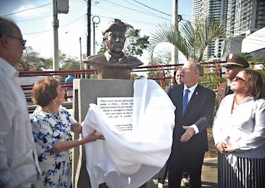 Busto de Omar Torrijos y los dos lados de la historia