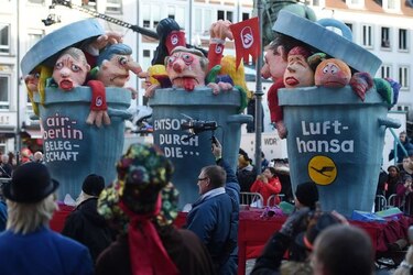 Los alemanes festejan el Carnaval con carrozas en las calles