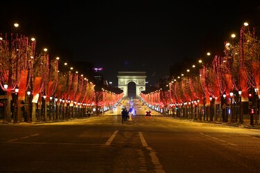 París anula fuegos artificiales y conciertos de fin de año en Campos Elíseos