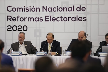 Comienza la primera sesión de la mesa de la Comisión Nacional de Reformas Electorales