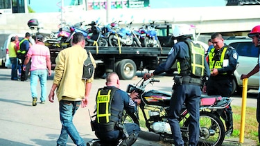 Nueva retención masiva de motociclistas en la capital