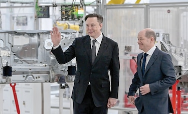 Elon Musk inaugura ‘megafábrica’ de autos eléctricos en Alemania