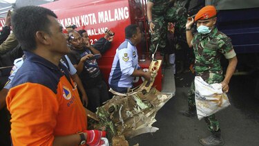 Avión militar cae sobre casa en Indonesia: hay cuatro muertos