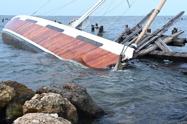 Beryl deja más de 330,000 clientes sin luz en Islas Caimán y a su isla más grande sin agua