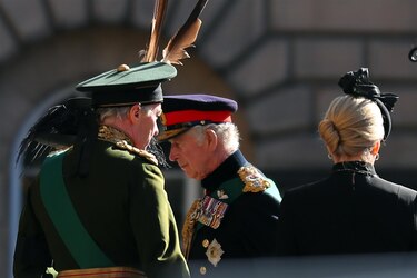 Los hijos de Isabel II guardan vigilia en St. Giles