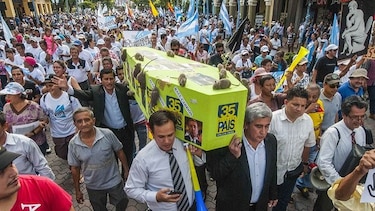 ‘¡Ecuador no es Venezuela!’, gritan miles de opositores en protesta contra Correa