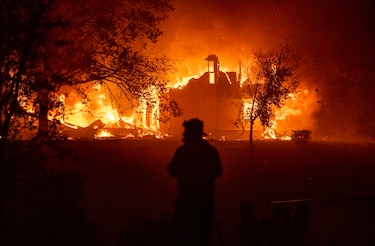 Miles de evacuados en California por avance de incendios forestales