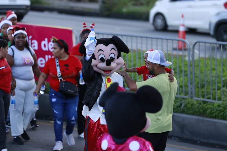 San Miguelito celebra ‘Una Navidad más bonita’ con colorido desfile