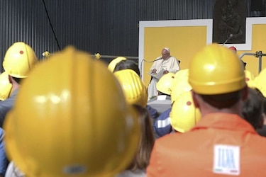 El papa Francisco denuncia a especuladores en un encuentro con obreros