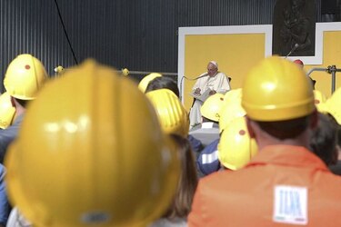 El papa Francisco denuncia a especuladores en un encuentro con obreros