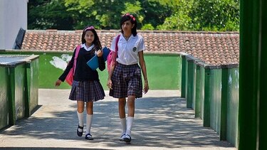 Colegio en Colombia accede a que estudiante transgénero asista con falda