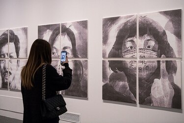 Badiucao desafía la censura china con exposición irreverente en Italia
