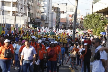 Educadores y trabajadores marchan hacia la Presidencia de la República para presentar propuesta sobre la CSS