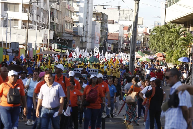 Educadores y trabajadores marchan hacia la presidencia de la República para presentar propuesta sobre la CSS