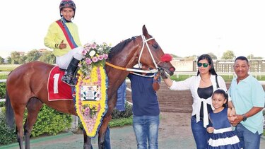 Niña Nashly se lleva los honores en la estelar hípica