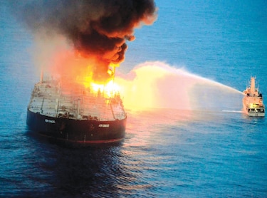 Controlan fuego en petrolero con  bandera panameña