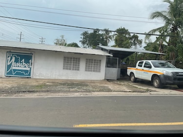 Yanibel Ábrego, funcionarios a su servicio y de su familia