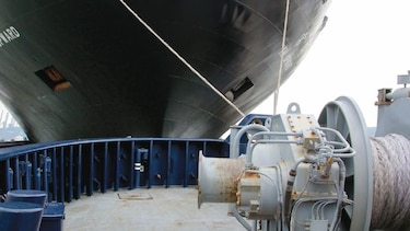 Canal mantiene dos marinos en remolcadores