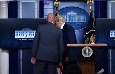 Presidente Trump evacuado de rueda de prensa tras disparos cerca de la Casa Blanca