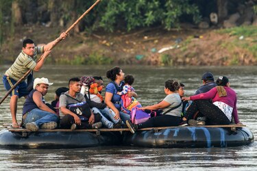 Migrantes en México reanudan la marcha hacia Estados Unidos