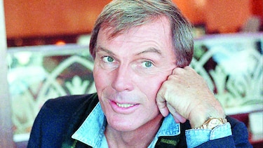 Recuerdan a Adam West con la Batiseñal