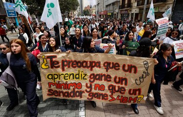Defensores de las reformas laboral y de la salud de Petro salen a las calles de Colombia