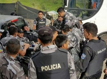 Siete policías heridos tras ataque de indígenas a minera china en Ecuador