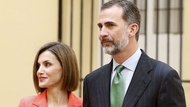 Reyes de España ganan aprobación tras primer año en el trono