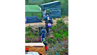 Migrantes desalojan el área de Calais
