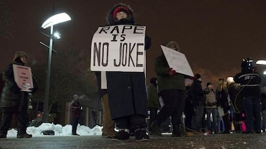 Manifestantes y admiradores reciben a Bill Cosby en Canadá
