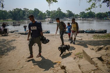 A pie, en balsa y con un perro, una travesía por ocho países para llegar a Estados Unidos