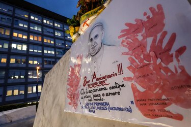 El papa sigue estable y continúa mejorando, pero necesitará seguir en el hospital