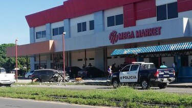 Conductor choca contra una parada en Río Hato