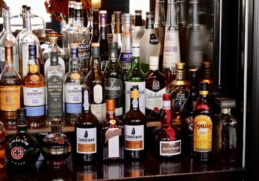 Donald Trump amenaza con aplicar aranceles del 200% a bebidas alcohólicas de la Unión Europea