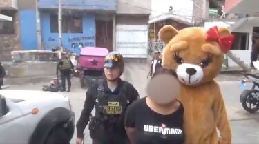 Policía se disfraza de oso de peluche para realizar operativo antidrogas