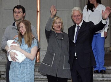 Los Clinton presentan a su nieta Charlotte