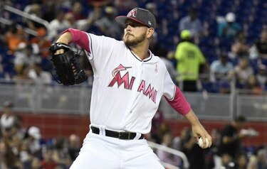 Marlins salen de mala racha con triunfo sobre Bravos